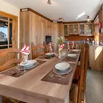 Semesterbostad Roomy Getaway Near F1