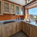 Semesterbostad Roomy Getaway Near F1