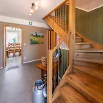 Roomy Getaway Near F1 Semesterbostad