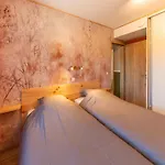 Roomy Getaway Near F1 Semesterbostad *