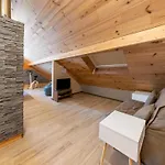 Roomy Getaway Near F1 Semesterbostad *