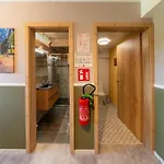Roomy Getaway Near F1 Semesterbostad *