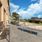 Roomy Getaway Near F1 Semesterbostad