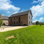 Roomy Getaway Near F1 Semesterbostad Stavelot