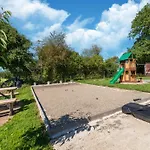 Roomy Getaway Near F1 Semesterbostad *