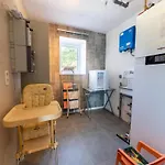 Roomy Getaway Near F1 Semesterbostad *