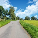 Roomy Getaway Near F1 Semesterbostad *