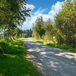 Roomy Getaway Near F1 Semesterbostad *