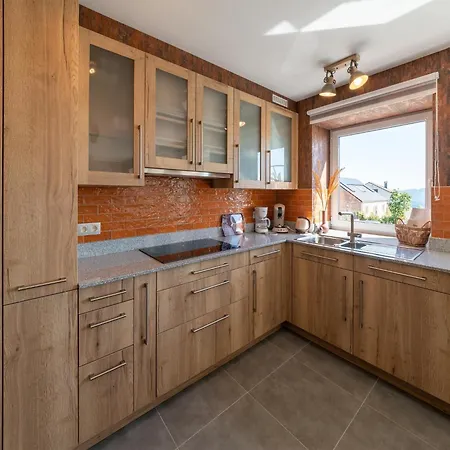 Roomy Getaway Near F1 Ferienhaus *