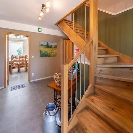 Roomy Getaway Near F1 Ferienhaus
