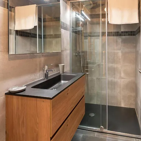 Ferienhaus Roomy Getaway Near F1 *