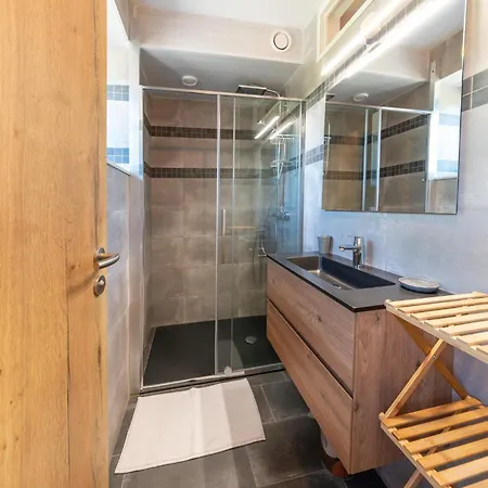 Roomy Getaway Near F1 * スタヴロ