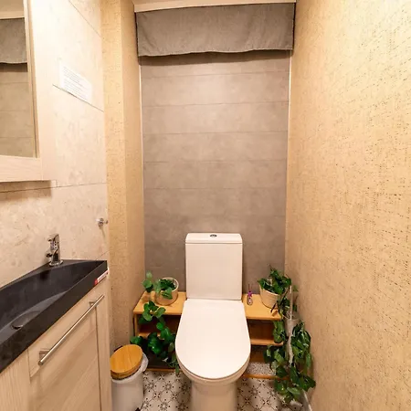 Roomy Getaway Near F1 * スタヴロ