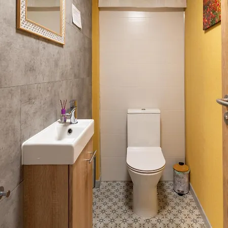 Ferienhaus Roomy Getaway Near F1