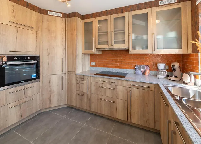 Roomy Getaway Near F1 Feriehus *